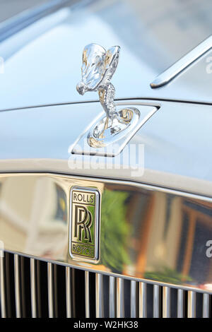 MONTE CARLO, Monaco - Agosto 19, 2016: Rolls Royce grigio auto di lusso statua e logo in un giorno di estate in Monte Carlo, Monaco. Foto Stock