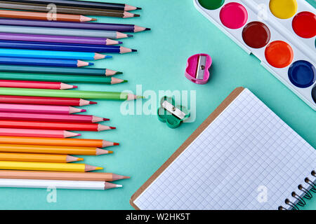 Notebook, matite e affilatrici vuoti. Foto Stock