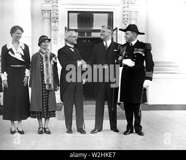 Roosevelt - Il Primo Ministro Ramsay MacDonald della Gran Bretagna, e sua figlia Ishbel, hanno dato un caloroso benvenuto dal Presidente e signora Roosevelt alla Casa Bianca oggi ca. 1933 Foto Stock