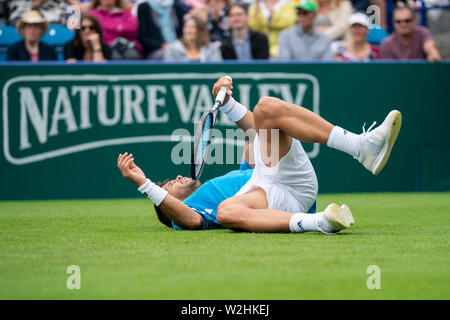 Fernando Verdasco di Spagna cade a terra durante il match contro John Millman dell Australia a valle della natura International 2019, Devonshire Park, Eastbo Foto Stock
