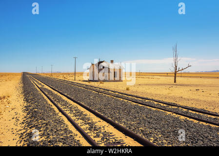 Abbandonato Garub stazione ferroviaria in Namibia si trova sulla strada per Luderitz Foto Stock