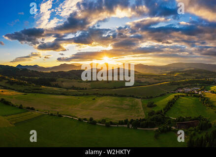 Tramonto al di sopra di grande Fatra Montagna in Slovacchia Foto Stock