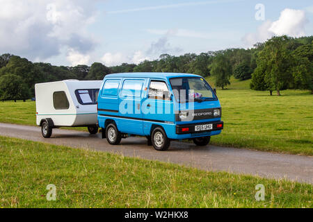 Bedford blu anni '1989 80 anni '80 99 170 al Classic Car Rally - la mostra di auto d'epoca di Mark Woodward si è recata nella scenografica Carnforth per mostrare più classici, storici motori d'epoca, camper quotidiano, Bedford Rascal Danbury Micro Campers, Car Camper, minivan camper Conversion e oggetti da collezione alla fiera Leighton Hall di quest'anno, un'opportunità per vedere oltre 500 veicoli classici del passato in uno degli spettacoli più completi e diversificati dell'evento estivo delle auto classiche. Foto Stock