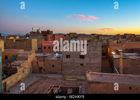 Sunrise sopra i tetti di Ouarzazate in Marocco Foto Stock