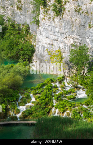 Correndo pura acqua fresca cascate giù le barriere naturali nel colore turchese Lago Kaluđerovac presso il Parco Nazionale dei Laghi di Plitvice in Croazia Foto Stock