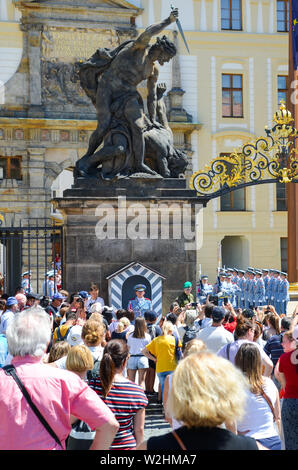 Praga, Repubblica Ceca - 27 Giugno 2019: i turisti a guardare il cambio della Guardia d'onore davanti al Castello di Praga. Servizio nazionale, Guardia d'onore. Esercito, Cechia. Difendere il seggio presidenziale. Foto Stock