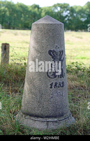 Europa, Deutschland, Schleswig-Holstein, Quickborn, Kieler Straße, Erste Kunststraße Schleswig-Holsteins von Altona nach Kiel , Halbmeilenstein mit de Foto Stock