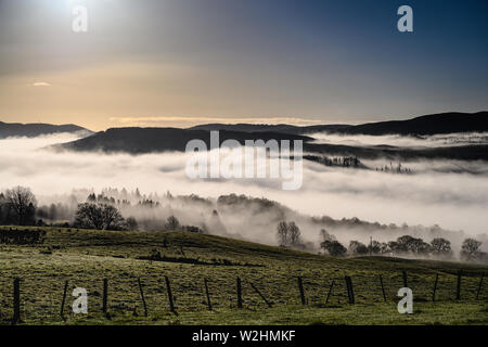 La mattina presto vapore che ricopre il Kyle di Sutherland. Vista da Altass Sutherland, verso Ross-Shire, Scozia. Foto Stock