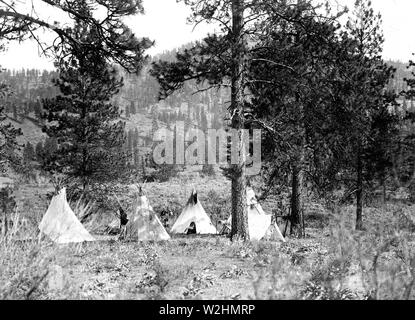 Edward S. Curtis nativi indiani americani - Cinque tipis e una tenda in Spokan Indian camp ca. 1910 Foto Stock