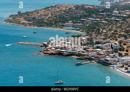 La Plaka, Creta, Grecia. Giugno 2019. Una panoramica da una montagna della località balneare di Plaka. Traghetto partono da qui a isola di Spinalonga. Foto Stock