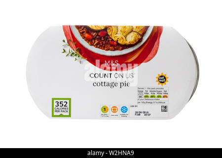 M&S contare su di noi Cottage Pie pasto pronto isolati su sfondo bianco Foto Stock