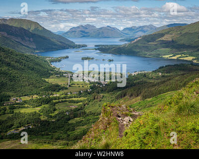Guardando ad ovest dal percorso per il vertice di Sgorr na Ciche o Pap di Glencoe. Un vertice prominient sopra il villaggio di Glencoe in Scozia Hig Foto Stock