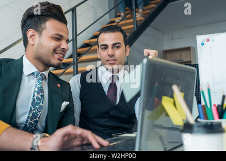 I giovani creativi ragazzi facendo del progetto architettonico progetto su un computer portatile in ufficio. Foto Stock
