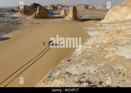 Egitto, Farafra, Nationalpark White Desert, Naqb come Sillim - Pass delle scale , dalla sabbia e dal vento a forma di erosione di calcare e di Chalk cliffs Foto Stock