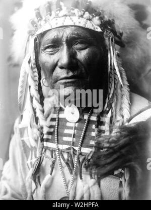 Edward S. Curtis nativi indiani americani - Ghost Bear, Crow Indian, Montana ca. 1908 Foto Stock