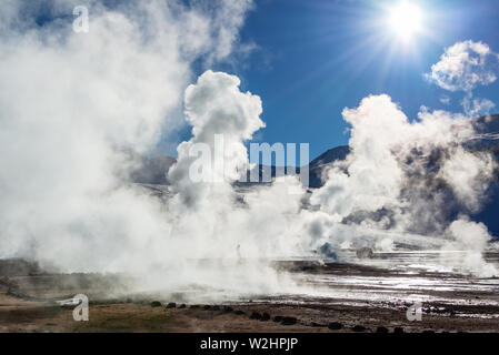 El Tatio geyser in Cile, Silhouette di un uomo a camminare tra i vapori e fumarole di sunrise Foto Stock