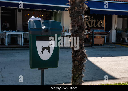 8. 28. 2012. Vrsar. La Croazia. Il contenitore per rifiuti e sacchi di raccolta dei rifiuti del cane per le strade di Orsera. Mantenere la pulizia delle strade Foto Stock