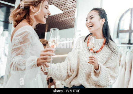 Bella damigella che allietava il suo amico sposa. Foto Stock