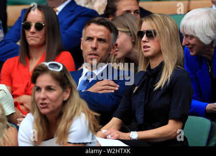 Phil Neville e Julie Neville nella scatola reale il giorno otto dei campionati di Wimbledon all'All England Lawn tennis and Croquet Club, Wimbledon. Foto Stock