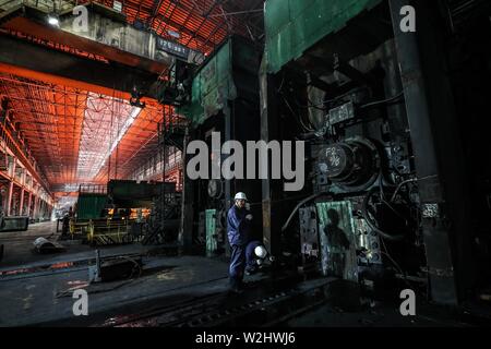 Pechino, la Cina la provincia di Liaoning. 5 Luglio, 2019. Un lavoratore è considerato in corrispondenza di una linea di produzione di un nastro laminato a caldo impianto siderurgico del gruppo Ansteel Co., Ltd. in Anshan, a nord-est della Cina di Provincia di Liaoning, 5 luglio 2019. Credito: Pan Yulong/Xinhua/Alamy Live News Foto Stock