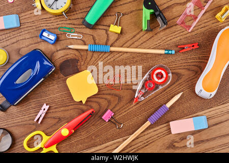 Background scolastico con diversi rifornimenti. Foto Stock