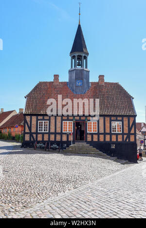 Ebeltoft, Danimarca - 22 Giugno 2019: il municipio storico di Ebeltoft su Jutland in Danimarca Foto Stock