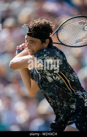 Taylor Fritz di USA giocando a due mani scritto contro Sam QUERREY degli USA a valle della natura International 2019, Devonshire Park, Eastbourne - Inghilterra. Foto Stock