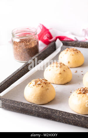 Concetto di cibo dimostrando, Proofing pasta lievitata di hamburger ciambelle cuocere in padella prima della cottura Foto Stock