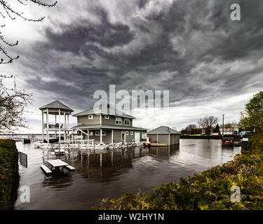 Edificio sommerso sotto crescente livello dell'acqua Foto Stock