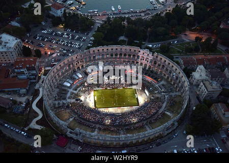 Pula. 8 Luglio, 2019. Foto aeree prese su luglio 8, 2019 mostra l'antica arena in cui ex Bayern Monaco di Baviera i giocatori di competere durante un match di esibizione a Pola, in Croazia. L'anfiteatro romano è stato utilizzato per la prima volta come un campo di calcio di lunedì sera quando il croato e Bayern Monaco di Baviera leggende del calcio si è incontrato in un torneo di esposizioni. Credito: Nel Pavletic/Xinhua/Alamy Live News Foto Stock