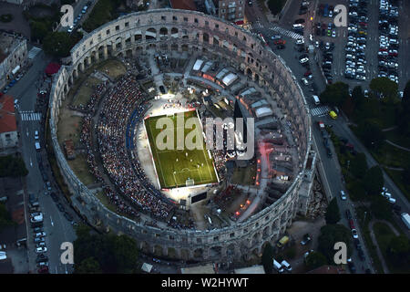 Pula. 8 Luglio, 2019. Foto aeree prese su luglio 8, 2019 mostra l'antica arena in cui ex Bayern Monaco di Baviera i giocatori di competere durante un match di esibizione a Pola, in Croazia. L'anfiteatro romano è stato utilizzato per la prima volta come un campo di calcio di lunedì sera quando il croato e Bayern Monaco di Baviera leggende del calcio si è incontrato in un torneo di esposizioni. Credito: Nel Pavletic/Xinhua/Alamy Live News Foto Stock