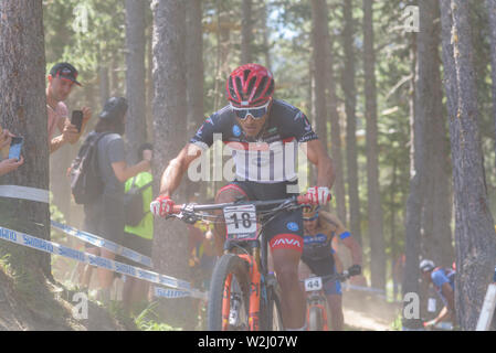 VALLNORD, Andorra - 7 Luglio 2019: I ciclisti in MERCEDES-BENZ UCI MTB WORLD CUP 2019 - XCO Vallnord, Andorra del luglio 2019 Foto Stock