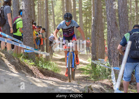 VALLNORD, Andorra - 7 Luglio 2019: I ciclisti in MERCEDES-BENZ UCI MTB WORLD CUP 2019 - XCO Vallnord, Andorra del luglio 2019 Foto Stock