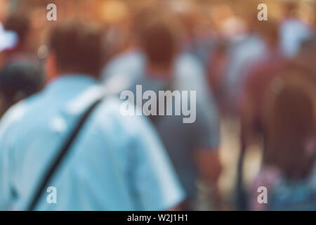 Città di sfocatura pendolari camminando sulla strada, irriconoscibile folla fuori fuoco come sfondo per le varie comunità e persone temi correlati Foto Stock