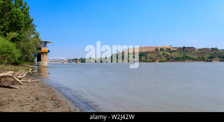 Novi Sad Serbia - Luglio 3, 2019: Petrovaradin Fortress home di exit music festival in Novi Sad, visto dal fiume del Danubio Foto Stock