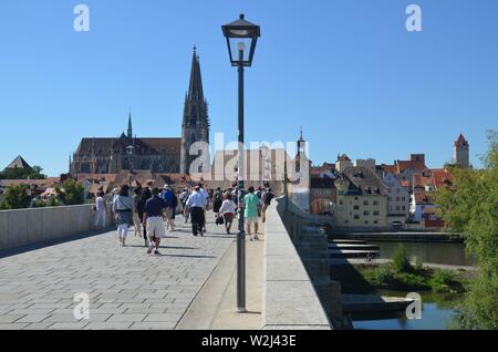 Ratisbona, Oberpfalz, Bayern: historische Stadt an der Donau: die Steinerne Brücke und der Dom Foto Stock