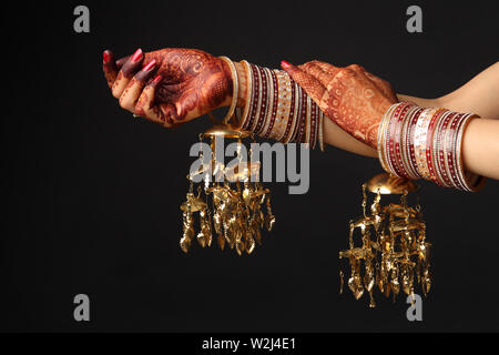 Close up della donna indiana la mano con henna tattoo design Foto Stock