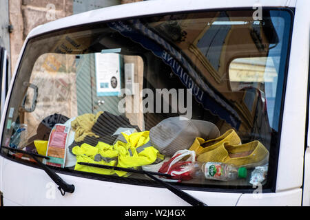 Giubbotto di sicurezza dietro un auto del parabrezza, un segno di solidarietà con i giubbotti di giallo movimento. Arles, Francia meridionale, Luglio 2019 Foto Stock
