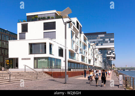 L'edificio residenziale Wohnwerft dagli architetti buoi und Roemer al Rheinauhafen, sullo sfondo la gru case, Colonia, Germania. Europ Foto Stock