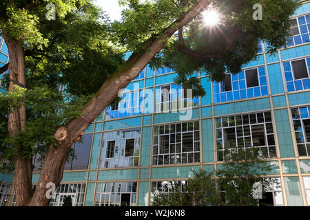 Il Barthonia-Forum in Venloer Street nel quartiere di Ehrenfeld, ex magazzino del Muelhens società, produttore di profumo 4711 Eau de col Foto Stock