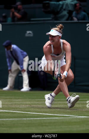 Il torneo di Wimbledon, Regno Unito. 9 Luglio, 2019. American Alison Riske serve a Serena Williams durante i loro quarti corrispondono a Wimbledon oggi, Credito: Adam Stoltman/Alamy Live News Foto Stock