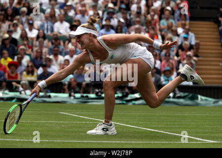 Il torneo di Wimbledon, Regno Unito. 9 Luglio, 2019. American Alison Riske serve a Serena Williams durante i loro quarti corrispondono a Wimbledon oggi, Credito: Adam Stoltman/Alamy Live News Foto Stock