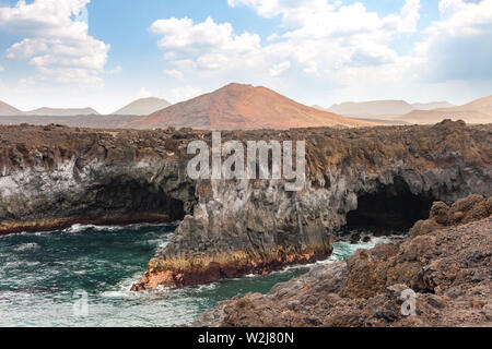 Los Hervideros grotte di lava in Lanzarote Island, popolare attrazione turistica, Isole canarie, Spagna Foto Stock