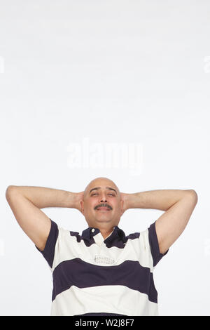 Ritratto di un uomo indiano di relax con le mani dietro la testa Foto Stock