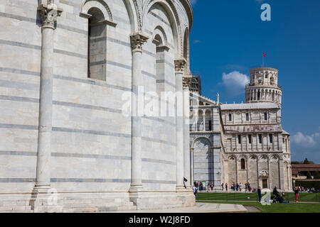 PISA, Italia - Aprile 2018: Battistero di San Giovanni, Metropolitan primaziale cattedrale dell Assunzione di Maria e la Torre Pendente di Pisa Foto Stock