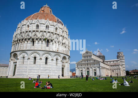 PISA, Italia - aprile, 2018: i turisti a Pisa il Battistero di San Giovanni in un bel inizio giornata di primavera Foto Stock