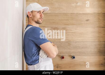 Soddisfatto Caucasian Home Improvement lavoratore nel suo 30s soggiornando all'interno recentemente rimodellato elegante bagno pareti. Le piastrelle di ceramica Installer. Foto Stock