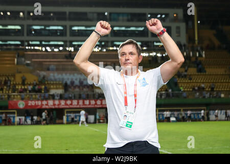 Head Coach Dragan Stojkovic di Guangzhou R&F celebra come egli guarda i suoi giocatori punteggio contro Chongqing SWM nel loro sedicesimo round corrispondere durante il 2019 Chinese Football Association Super League (CSL) nella città di Guangzhou, Cina del sud della provincia di Guangdong, 6 luglio 2019. Guangzhou R&F sconfitto Chongqing SWM 4-2. Foto Stock