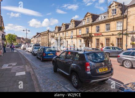 Una scena di strada in Bondgate entro in Alnwick,Northumberland,l'Inghilterra,UK Foto Stock