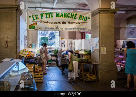 Il cibo al coperto bancarella vendendo verdure a Autun Mercato del venerdì in Autun, Borgogna, in Francia il 5 Luglio 2019 Foto Stock